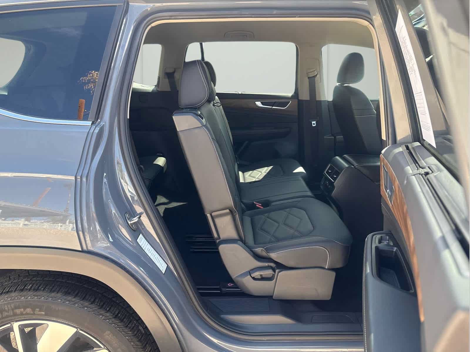 Used 2025 Volkswagen Atlas SE AWD/4WD image 14