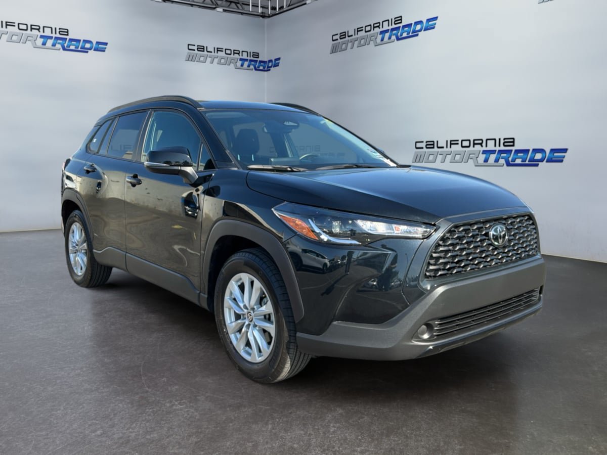 Used 2025 Toyota Corolla Cross LE FWD image 3