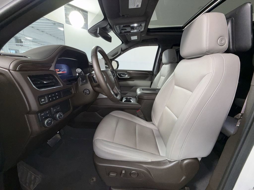 Used 2024 Chevrolet Suburban Z71 w/ Luxury Package AWD/4WD image 4