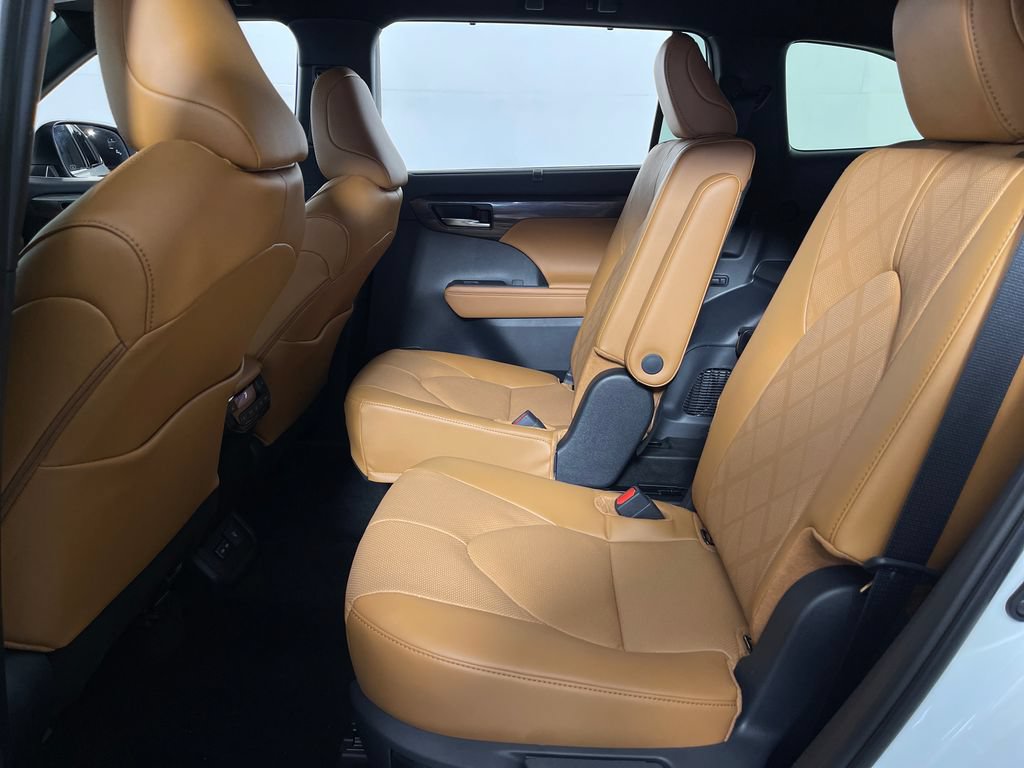 New 2026 Toyota Highlander Platinum AWD/4WD image 13