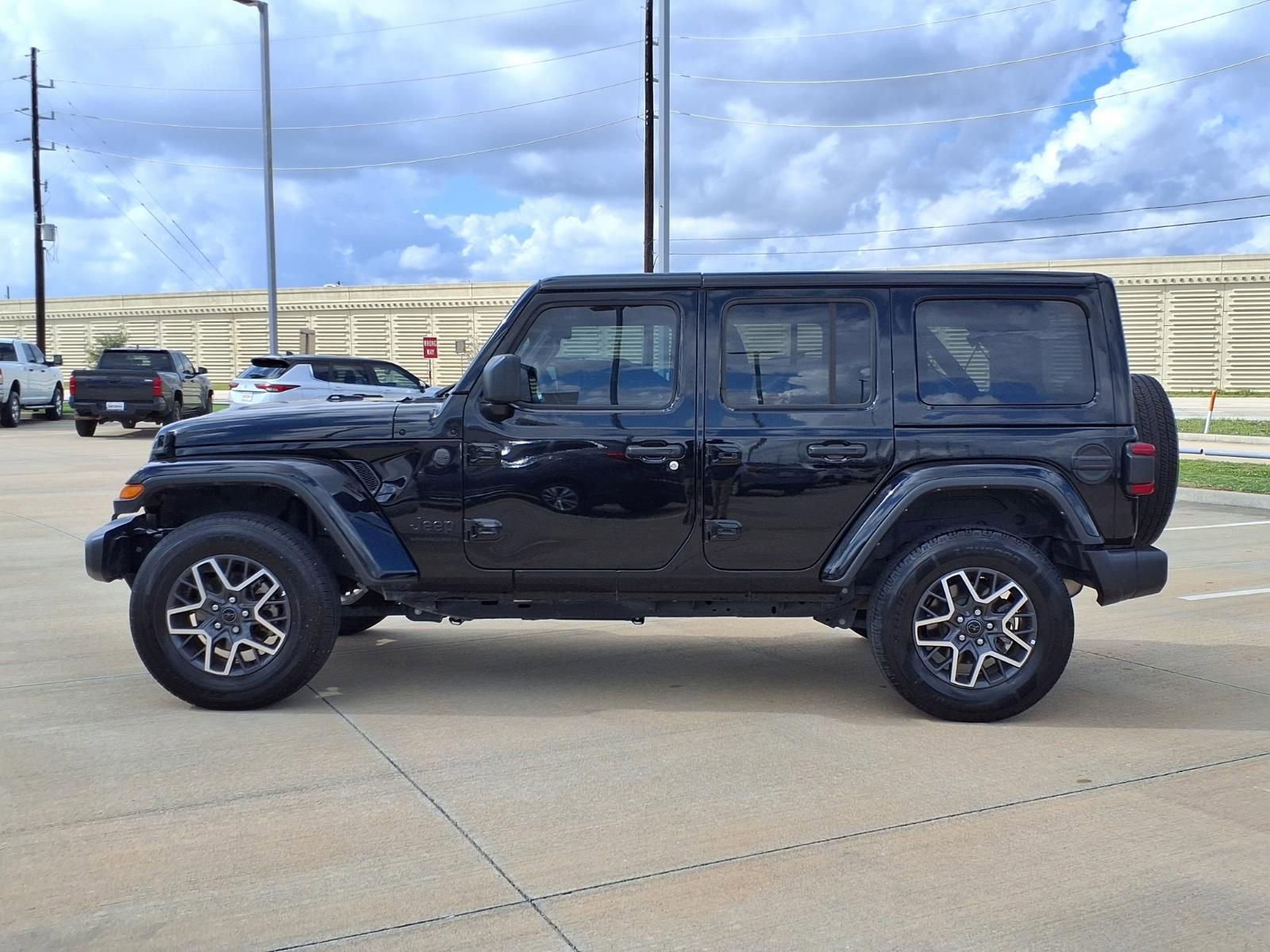 Used 2025 Jeep Wrangler Sahara image 3