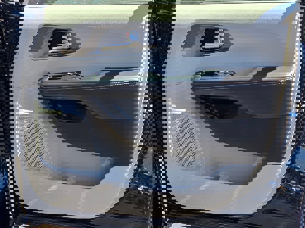 Used 2024 Chrysler Pacifica Select image 6