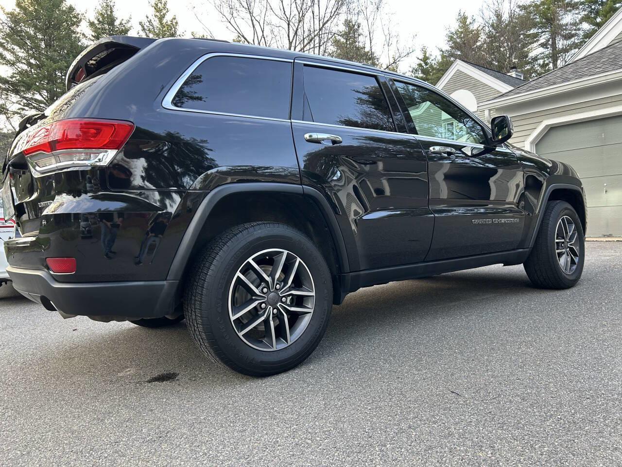 Used 2019 Jeep Grand Cherokee Limited AWD/4WD image 15
