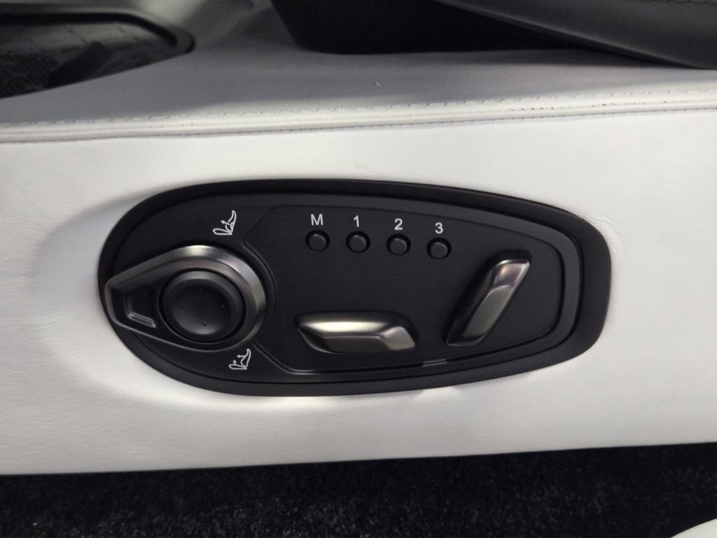 Used 2025 Aston Martin V8 Vantage Coupe image 25