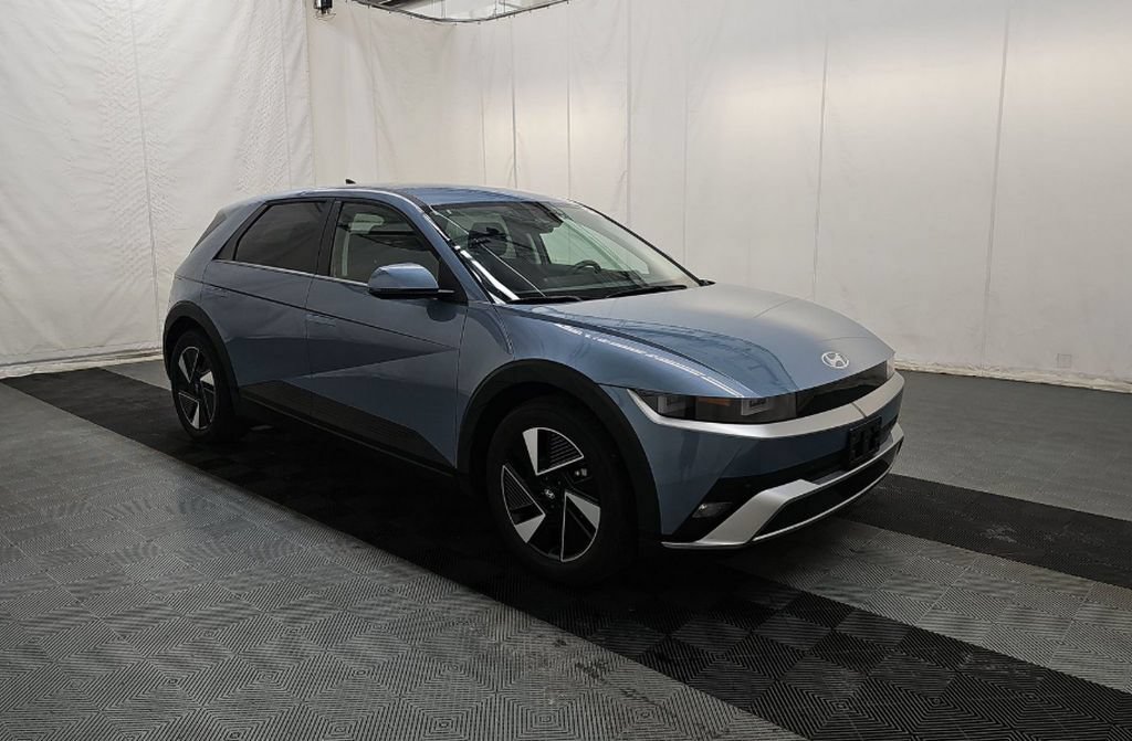 Used 2025 Hyundai Ioniq 5 SE AWD/4WD image 2