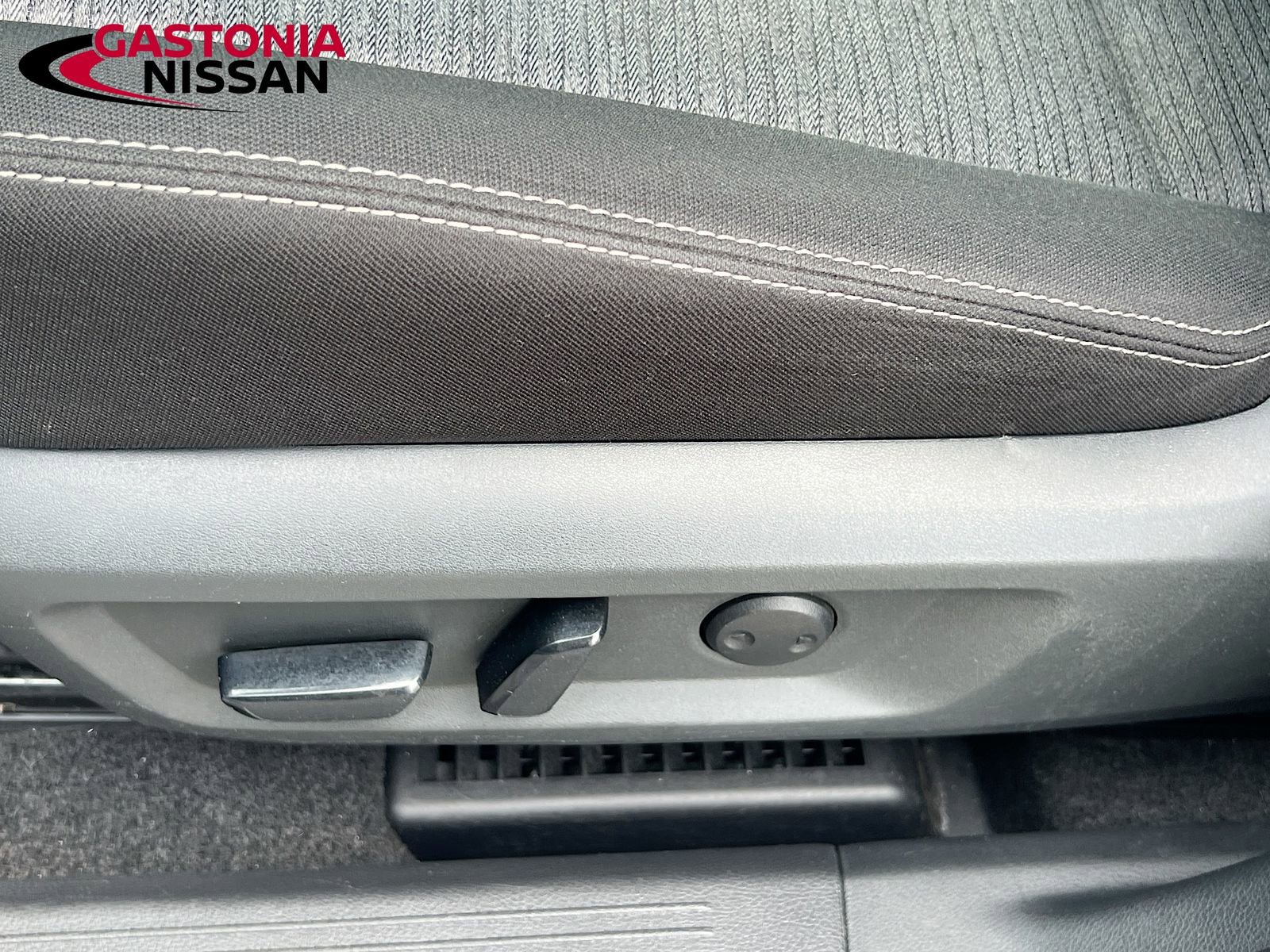 Used 2023 Nissan Rogue SV image 25