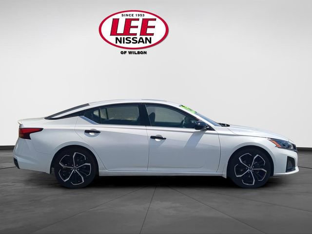 Used 2023 Nissan Altima 2.5 SR w/ SR Premium Package FWD image 2