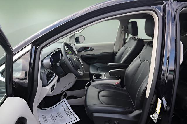 Used 2024 Chrysler Pacifica Select image 11