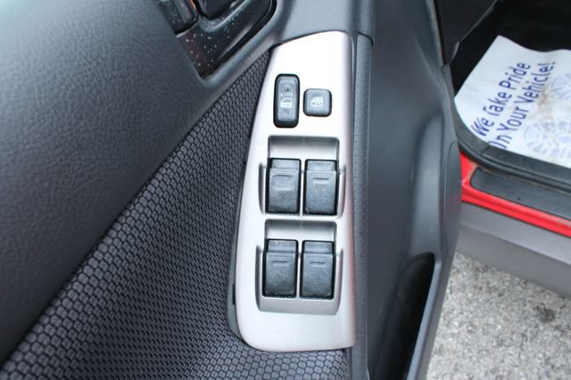 Used 2006 Pontiac Vibe w/ Preferred Package FWD image 11