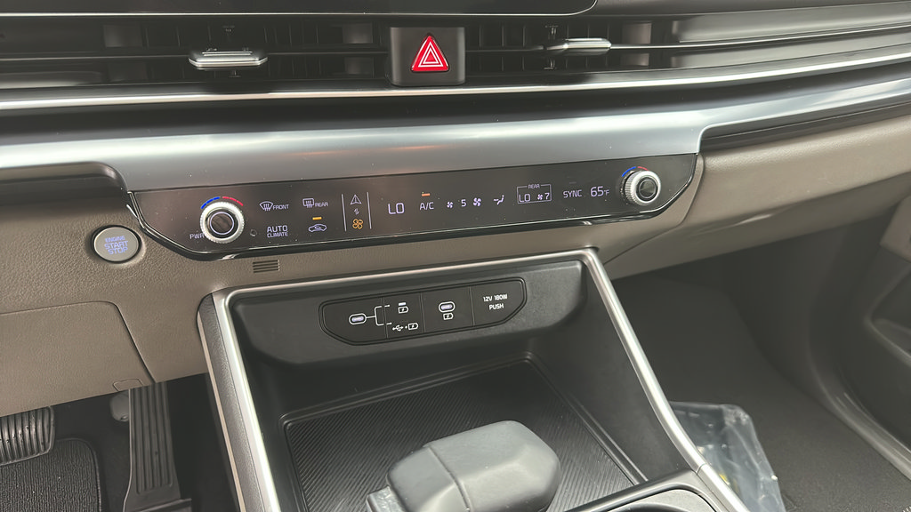 Used 2025 Kia Carnival FWD image 16