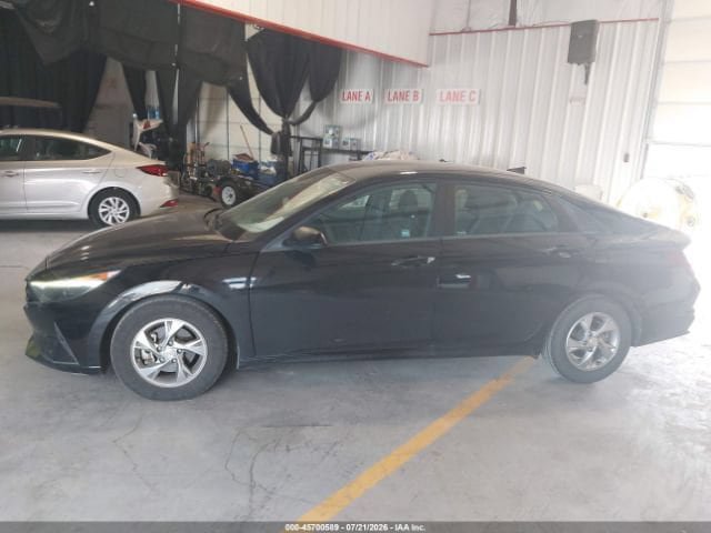 Used 2021 Hyundai Elantra SE FWD image 15