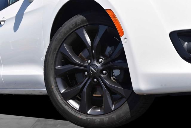 Used 2018 Chrysler Pacifica Limited w/ Advanced Safetytec Group FWD image 3