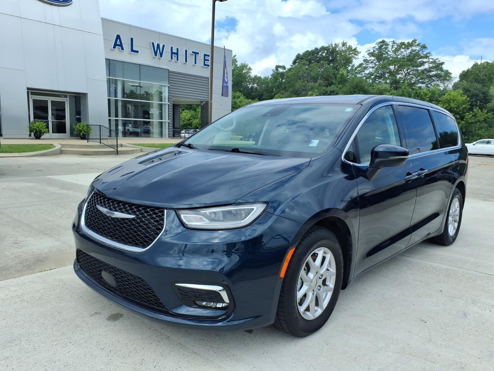 Used 2023 Chrysler Pacifica Touring-L