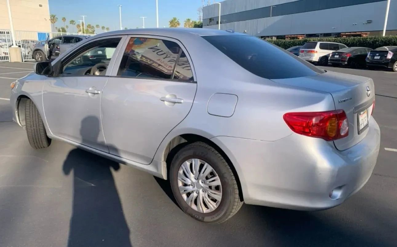 Used 2010 Toyota Corolla LE image 7