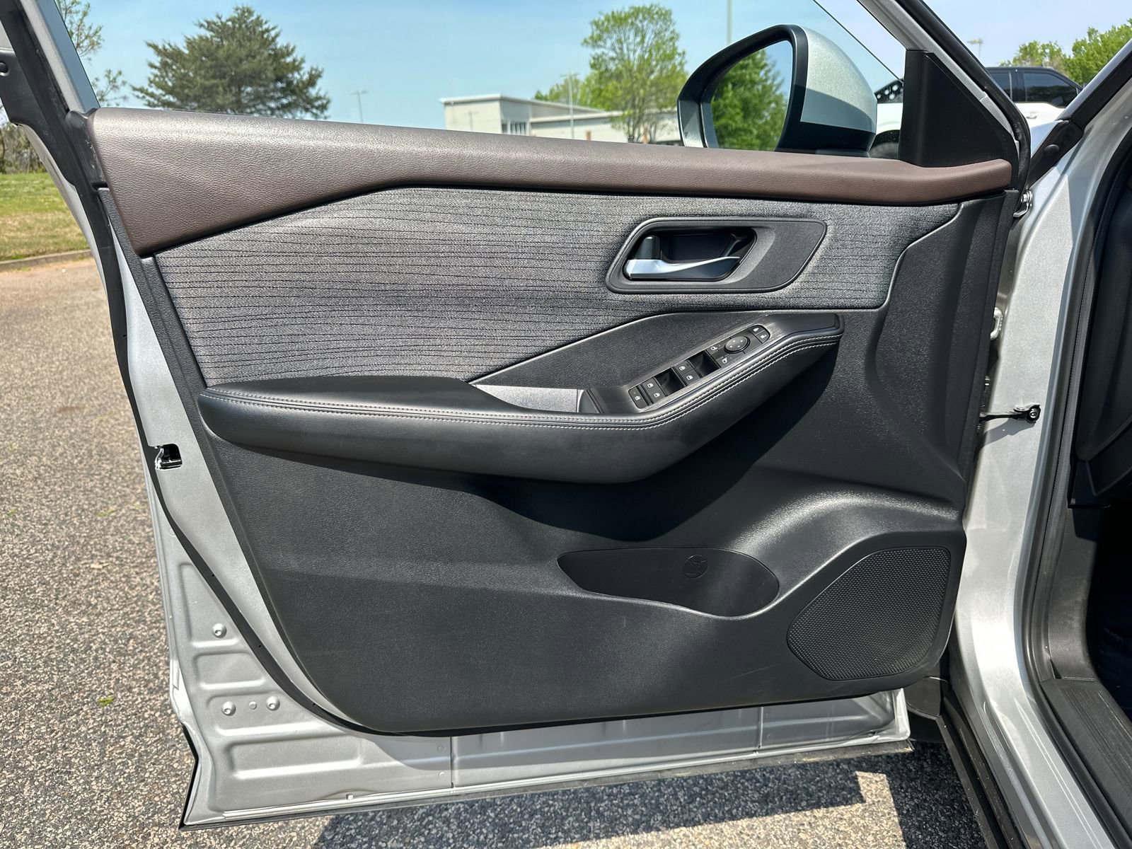 Used 2023 Nissan Rogue SV image 8
