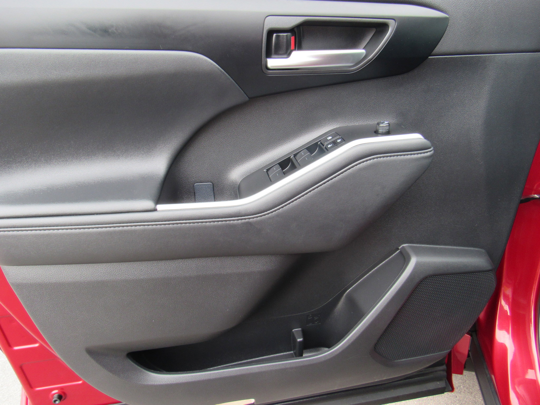 Used 2025 Toyota Highlander XLE image 10