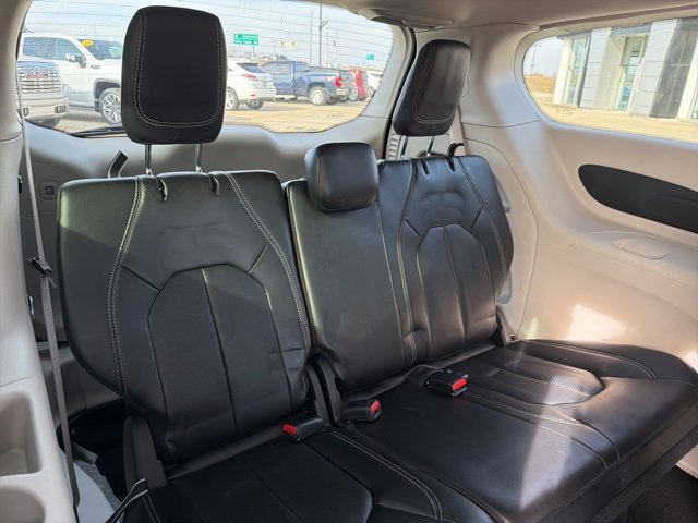 Used 2024 Chrysler Pacifica Touring-L image 7