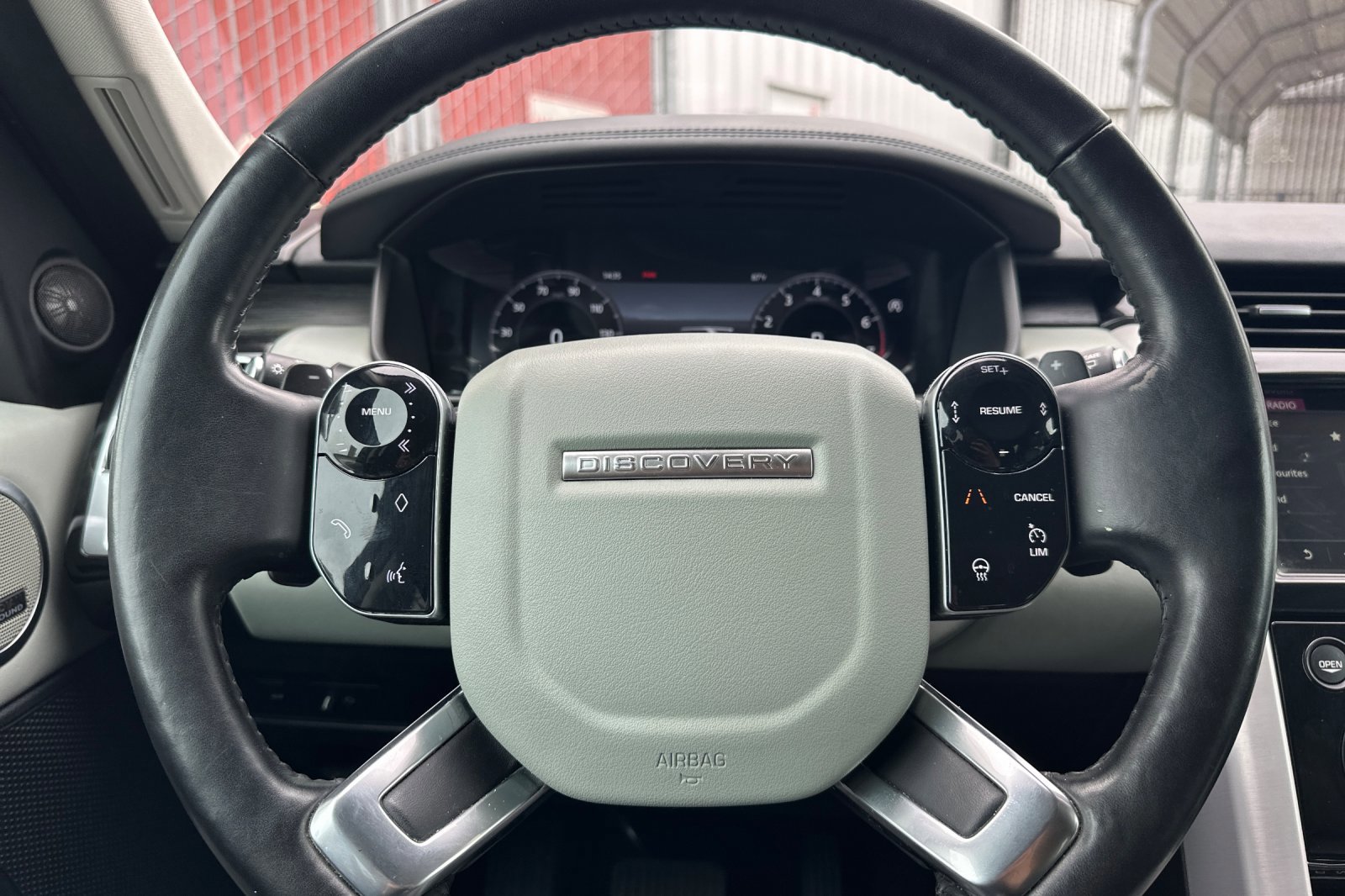 Used 2020 Land Rover Discovery HSE Luxury image 25
