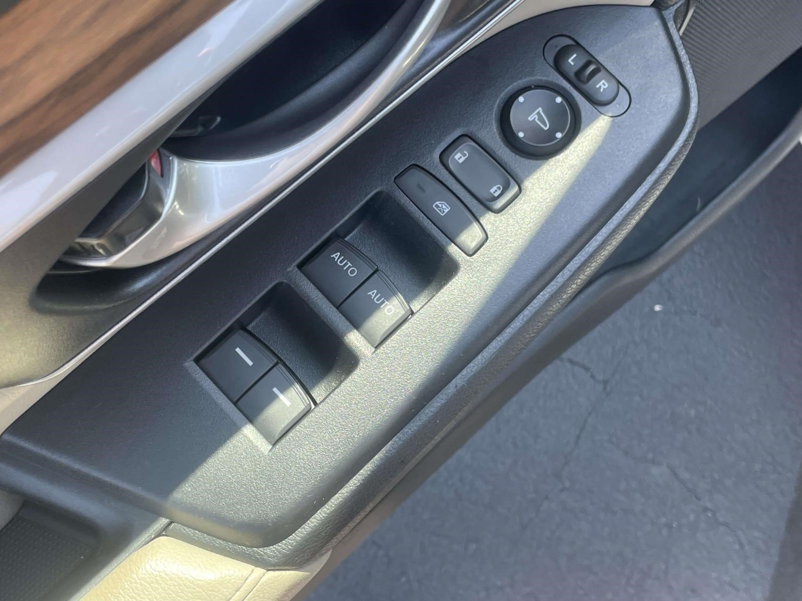 Used 2018 Honda CR-V Touring image 18