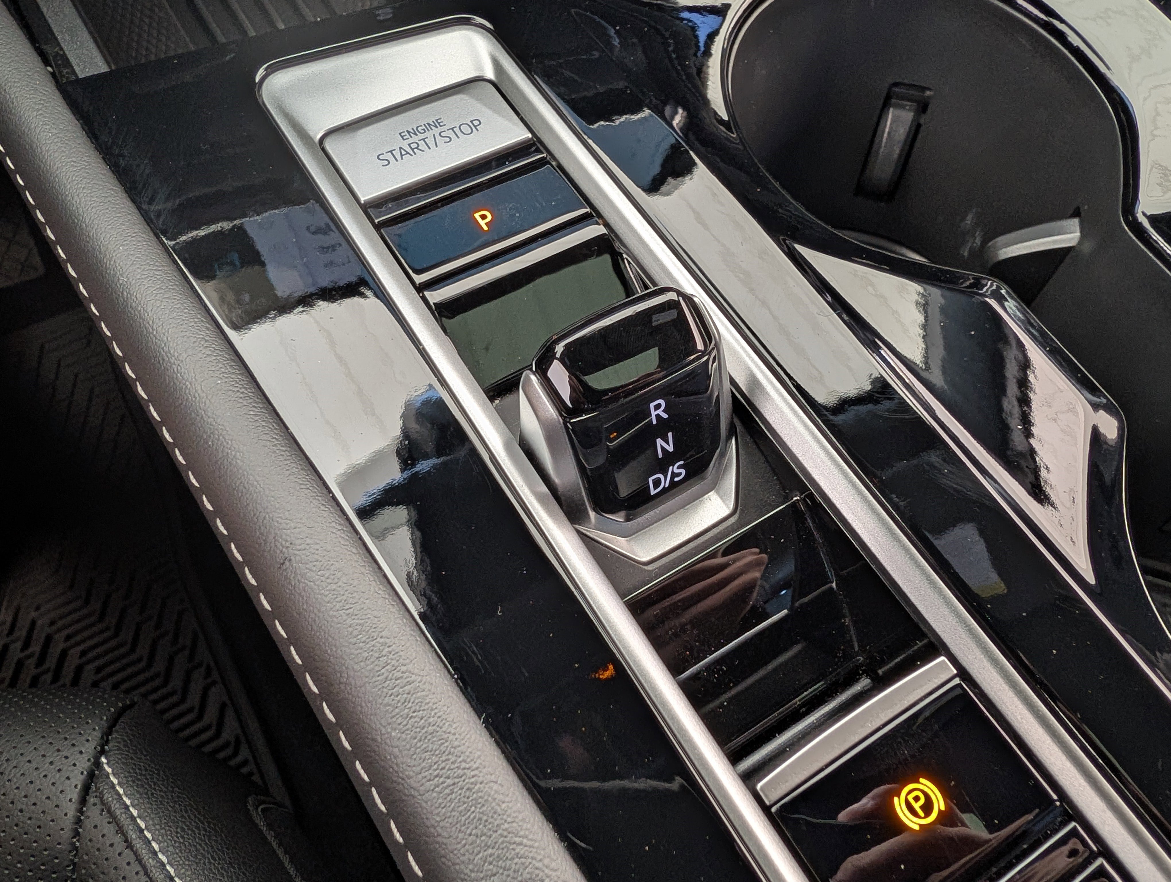 Used 2025 Volkswagen Atlas Cross Sport SEL image 32