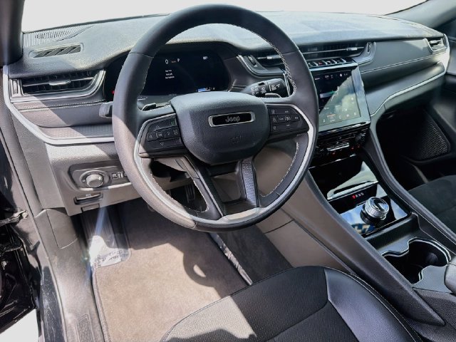 Used 2024 Jeep Grand Cherokee Altitude RWD image 10