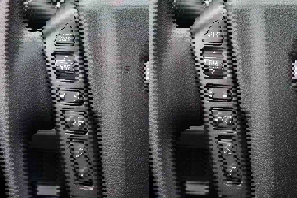 Used 2025 Nissan Frontier SV image 18