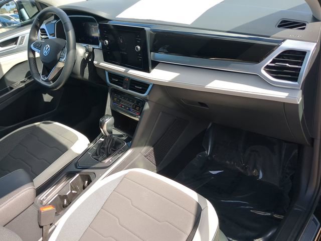 Certified 2025 Volkswagen Taos SE w/ Black Wheel Package image 11