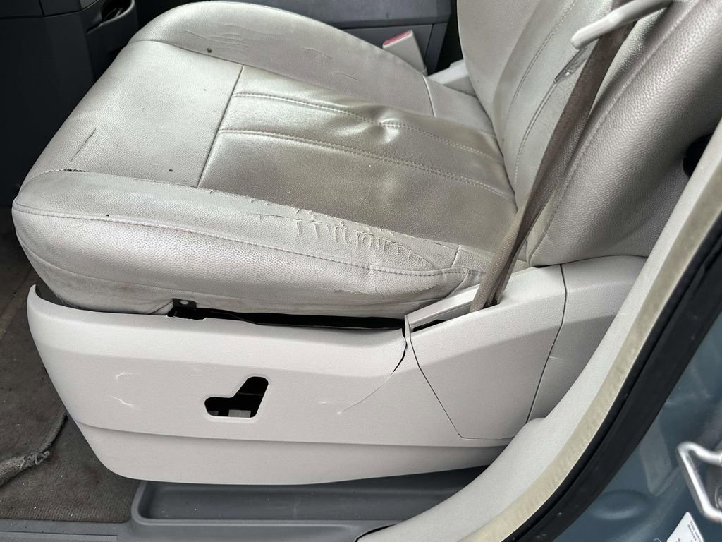 Used 2008 Chrysler Town & Country Touring image 20