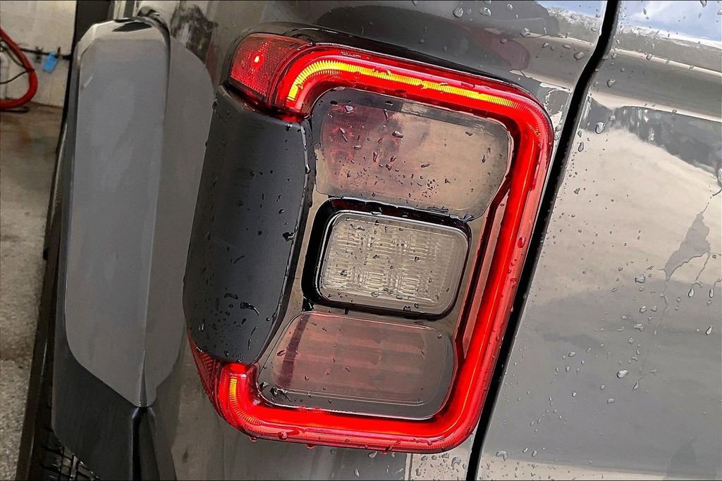 Used 2022 Jeep Gladiator Overland w/ Cold Weather Group AWD/4WD image 23