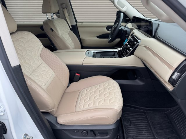 Used 2025 Nissan Armada Platinum Reserve AWD/4WD image 16