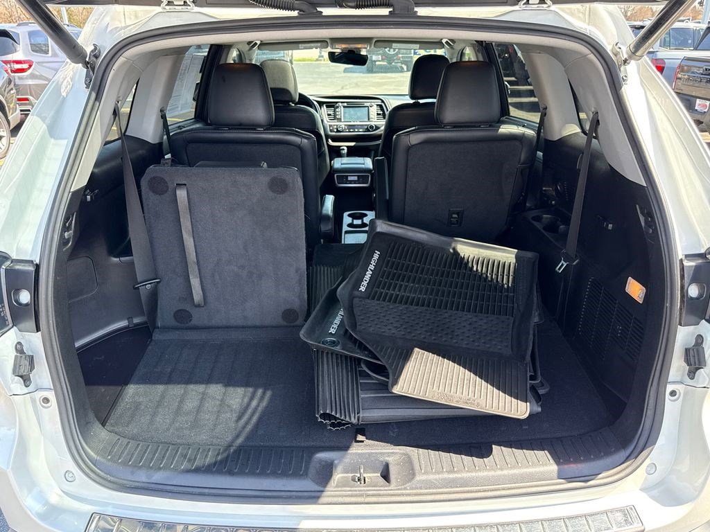 Used 2019 Toyota Highlander XLE image 16