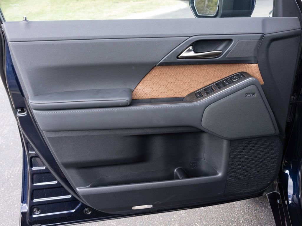 Used 2024 Lexus GX 550 w/ Accessory Package (2T) image 19