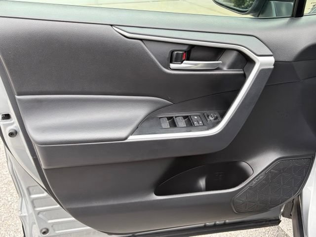 Used 2025 Toyota RAV4 XLE AWD/4WD image 12
