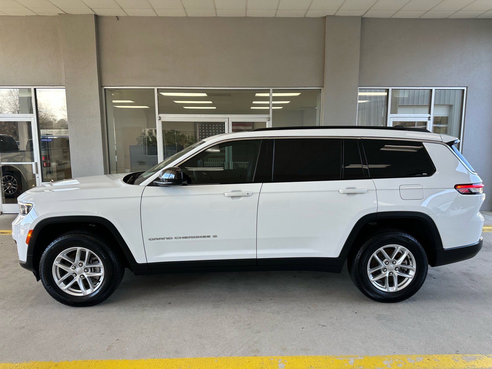 Used 2024 Jeep Grand Cherokee L Laredo w/ Luxury Tech Group I image 4