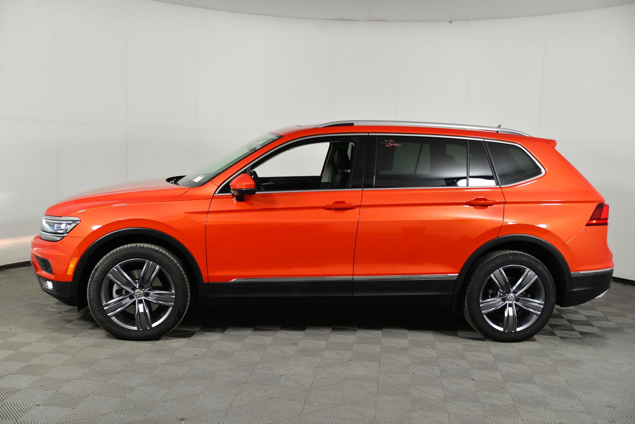 Used 2019 Volkswagen Tiguan SEL Premium image 2