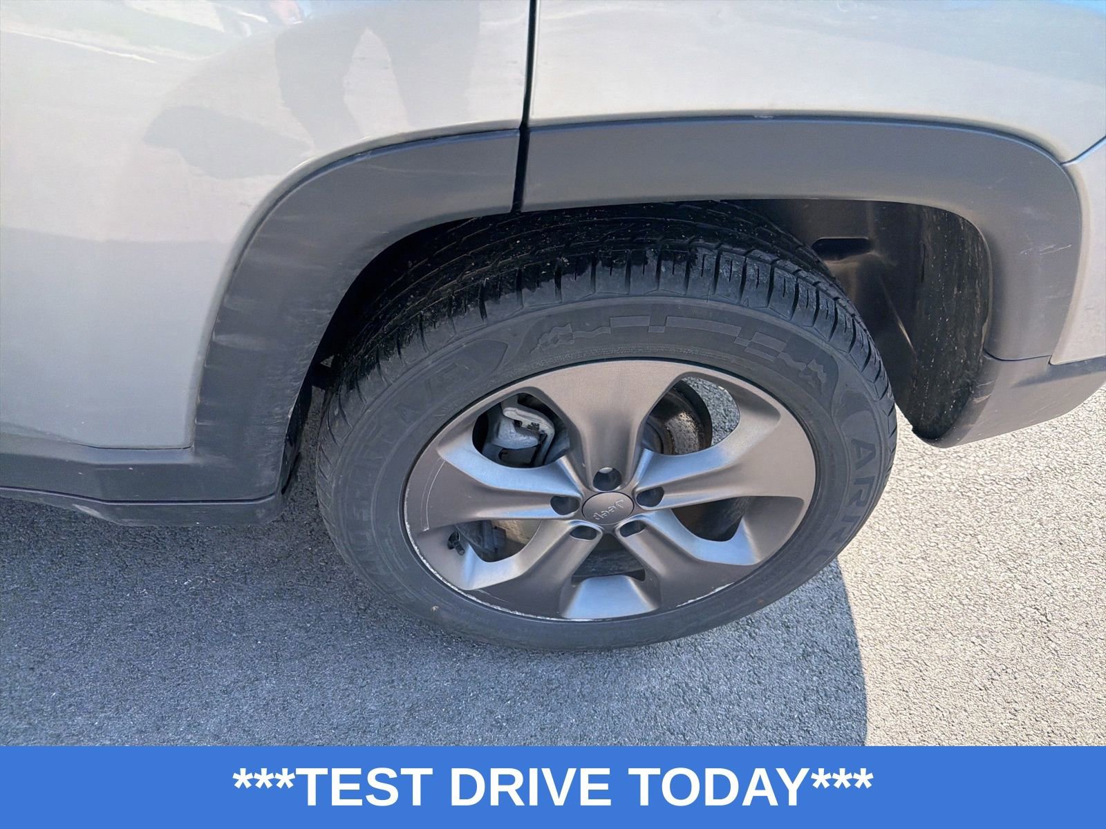 Used 2022 Jeep Compass Latitude image 10