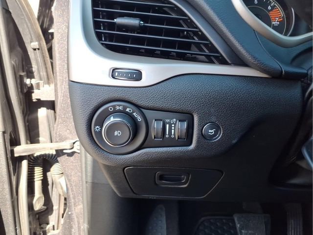 Used 2018 Jeep Cherokee Limited image 22