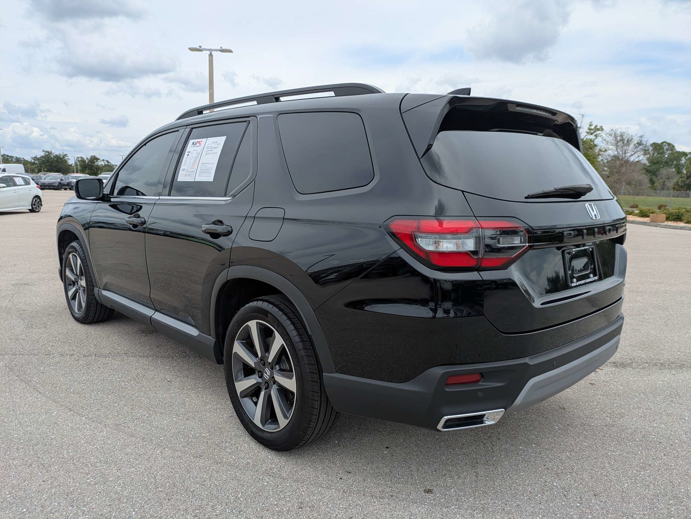 Used 2025 Honda Pilot Touring image 7