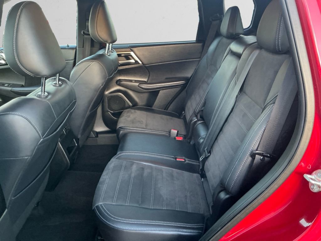 Used 2024 Mitsubishi Outlander SE Black Edition image 13