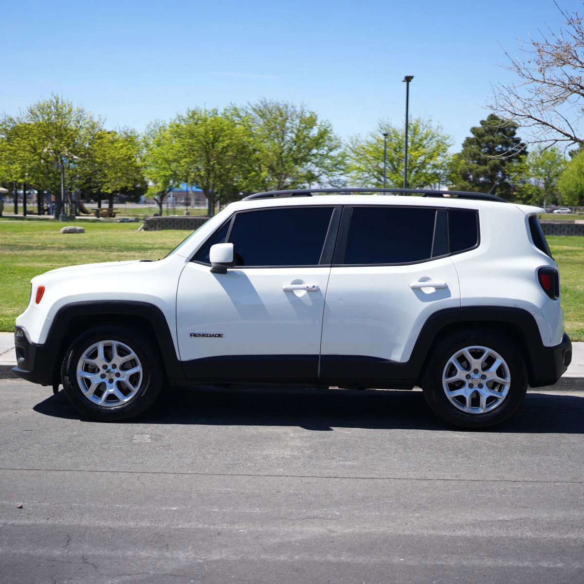 Used 2015 Jeep Renegade Latitude w/ Popular Equipment Group image 3