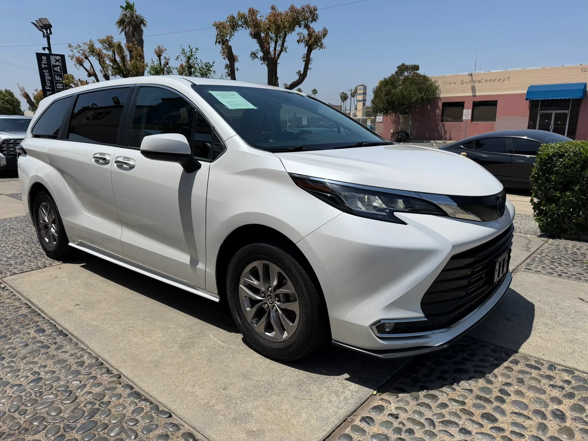 Used 2023 Toyota Sienna XLE FWD image 3
