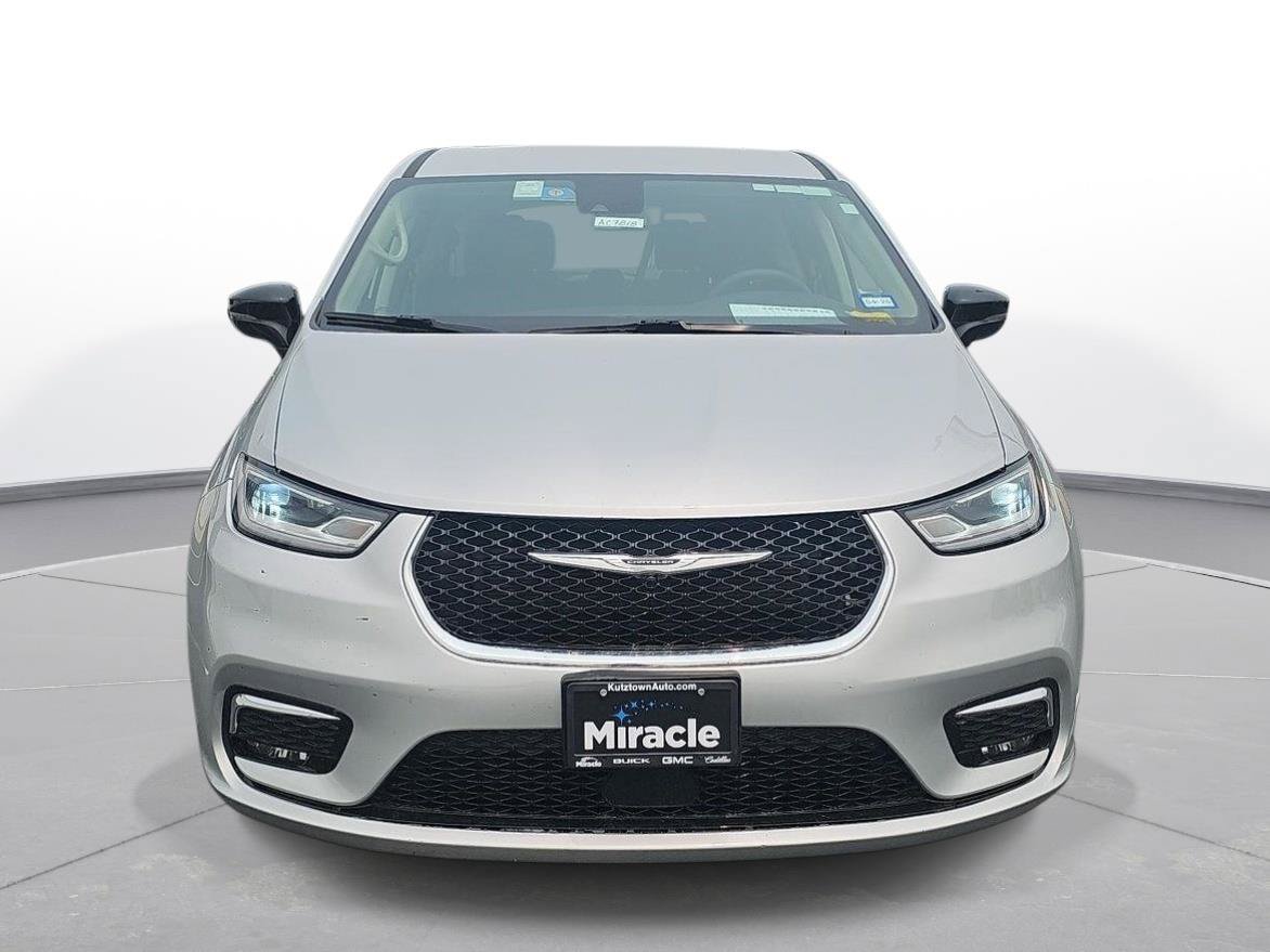 Used 2024 Chrysler Pacifica Touring-L FWD image 2