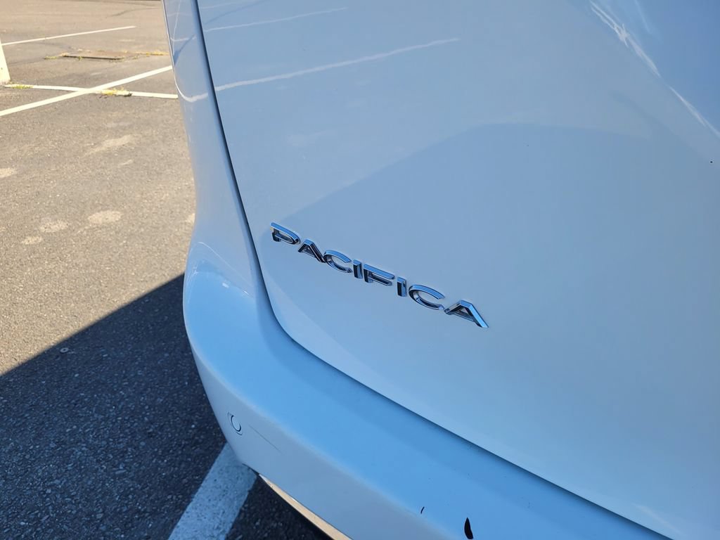 Used 2023 Chrysler Pacifica Touring-L FWD image 6