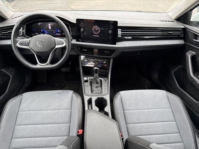 Used 2025 Volkswagen Jetta SE w/ Black Wheel Package image 10