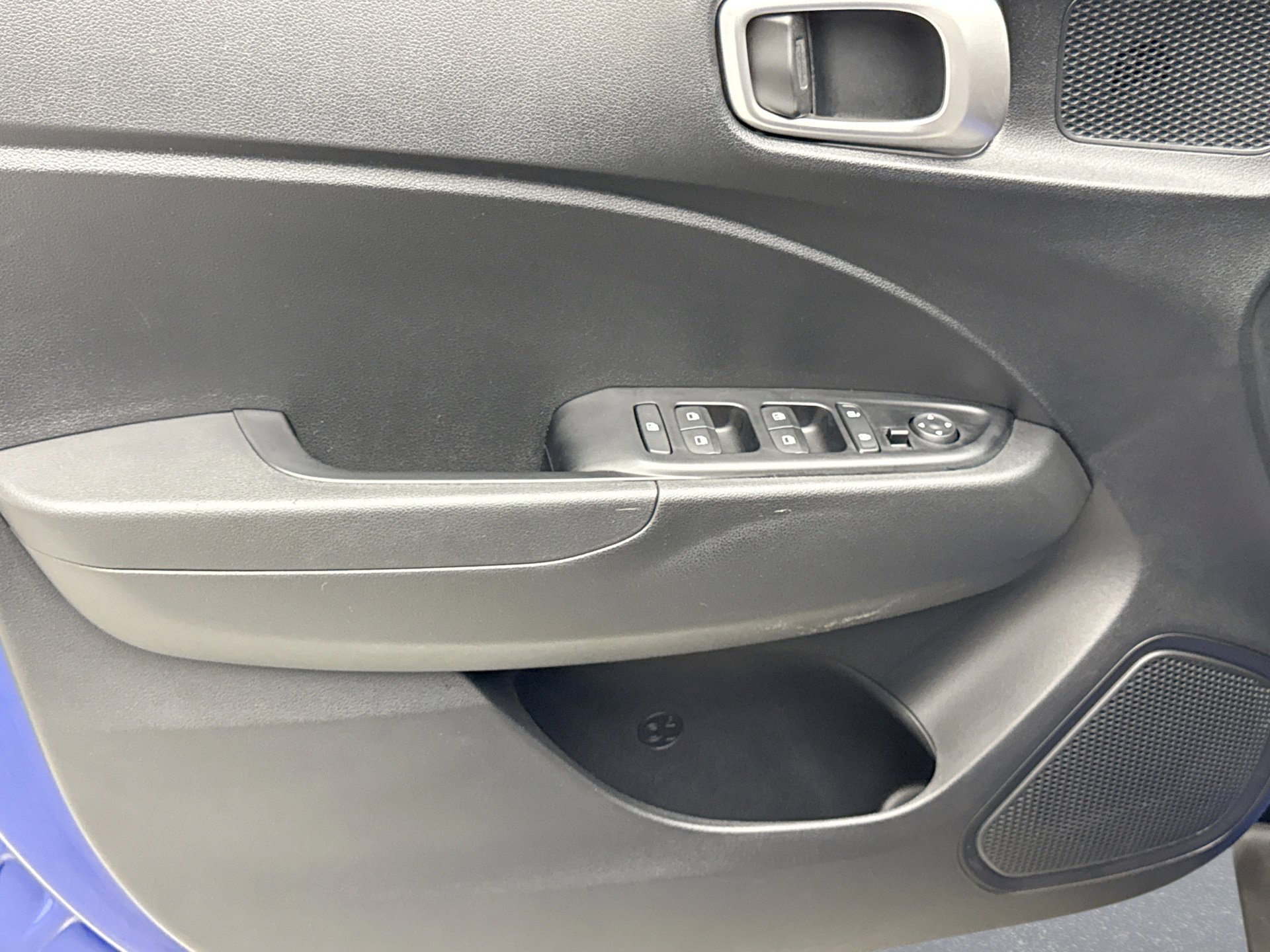 Used 2025 Hyundai Venue SE image 9