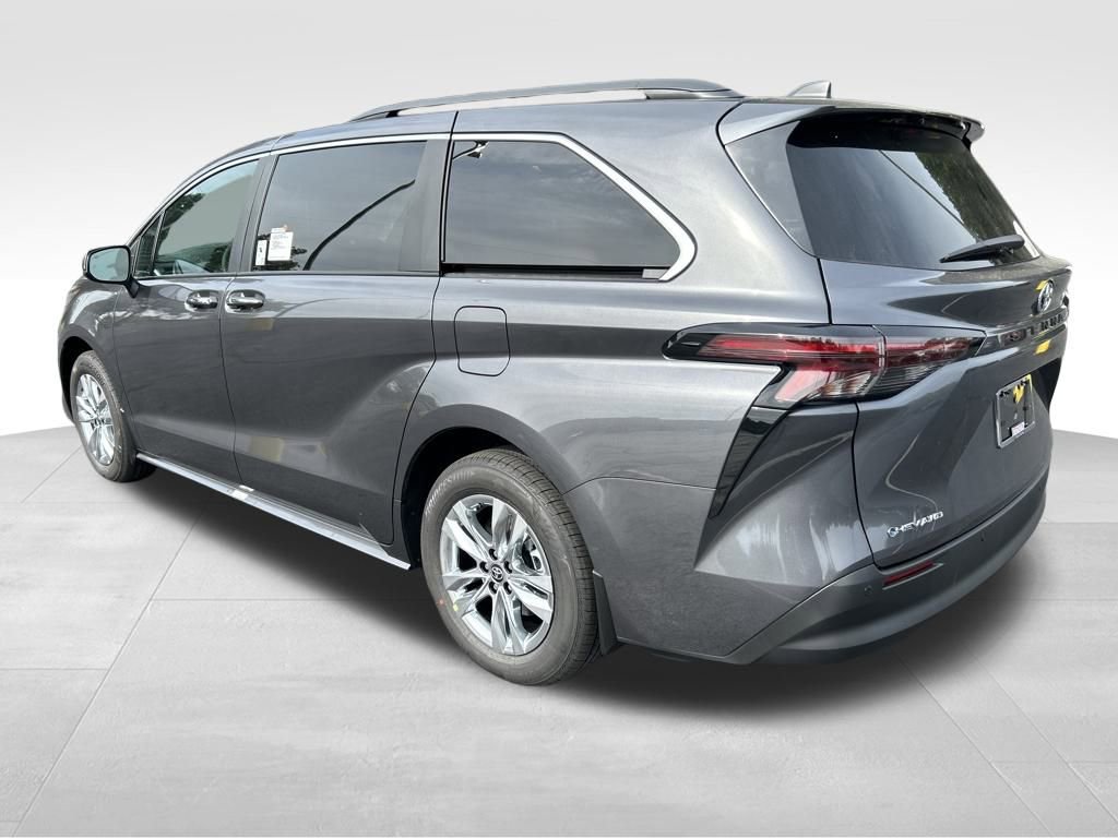 New 2025 Toyota Sienna XLE image 3