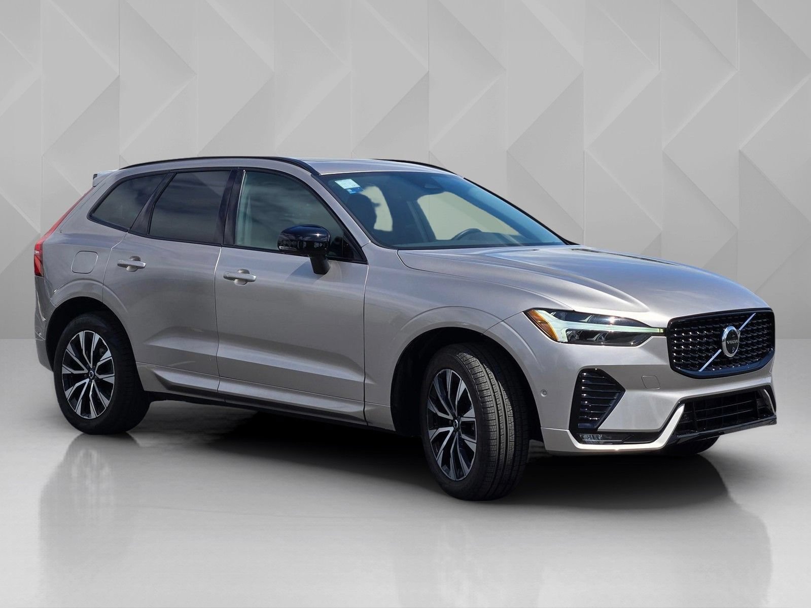 Certified 2025 Volvo XC60 B5 Plus AWD/4WD image 12