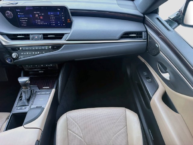 Used 2021 Lexus ES 300h Ultra Luxury w/ Accessory Package 2 FWD image 18