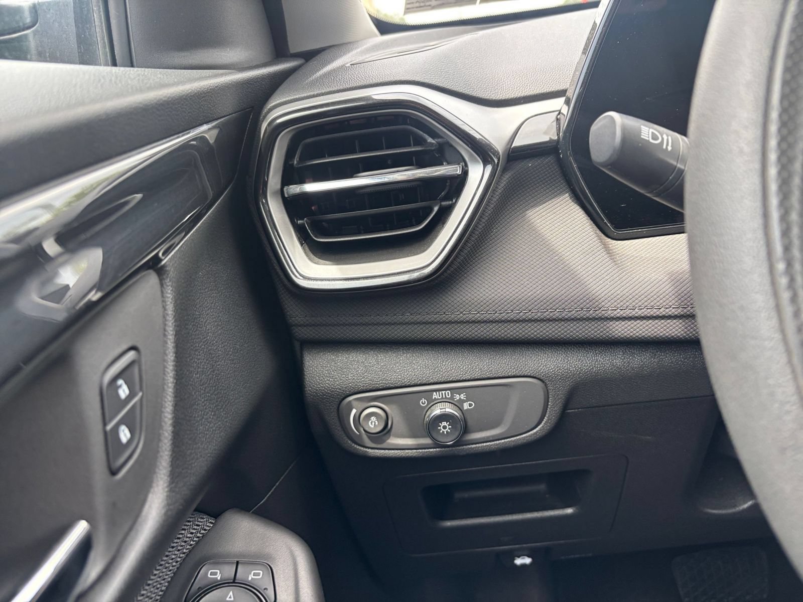 Used 2025 Chevrolet TrailBlazer LT AWD/4WD image 33