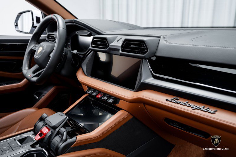 Used 2025 Lamborghini Urus SE image 44